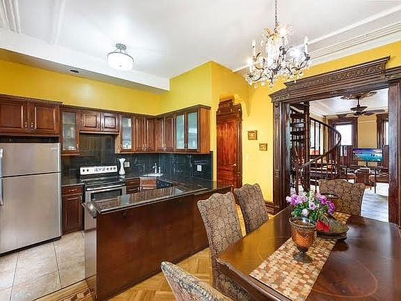 5th image of 121 Hancock St