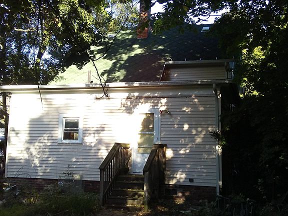House back from big yard