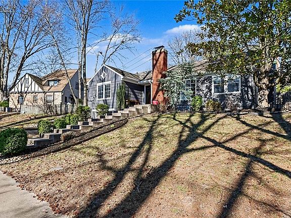 3rd image of 210 E Winthrope Rd