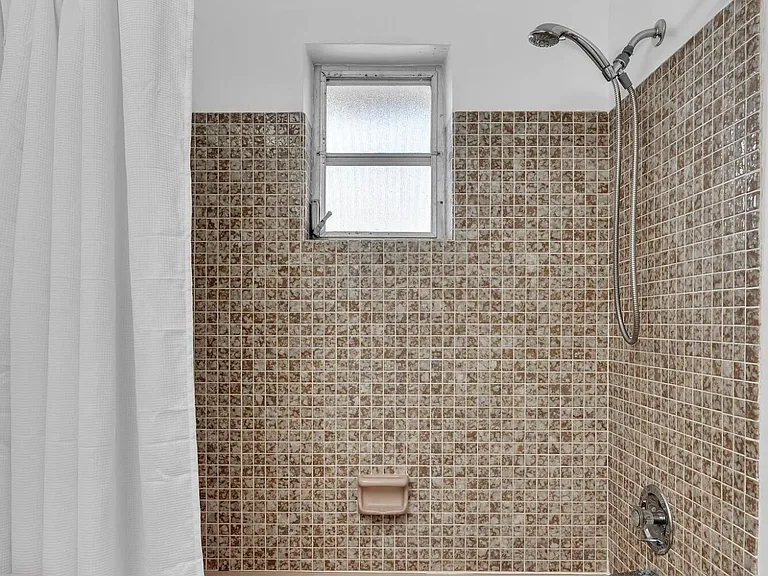 313 NW 42nd St — Photo 35