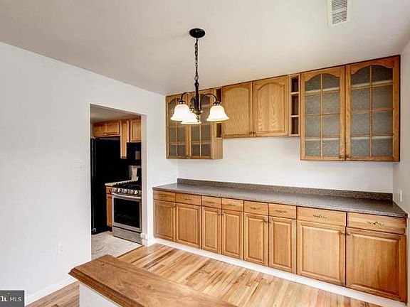 3rd image of 503 W Diamond Ave