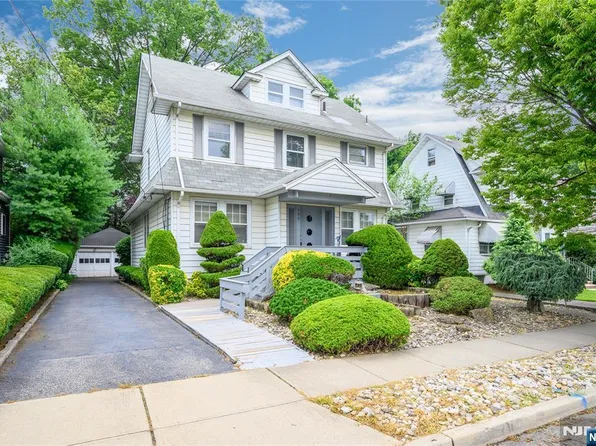 390 S Parkway Ave, Clifton, NJ 07011