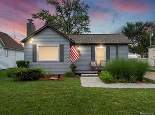 23042 Socia St, Saint Clair Shores, MI 48082