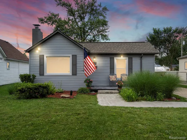 23042 Socia St, Saint Clair Shores, MI 48082