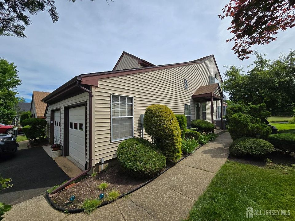 1st image of 8 Glastonbury Dr