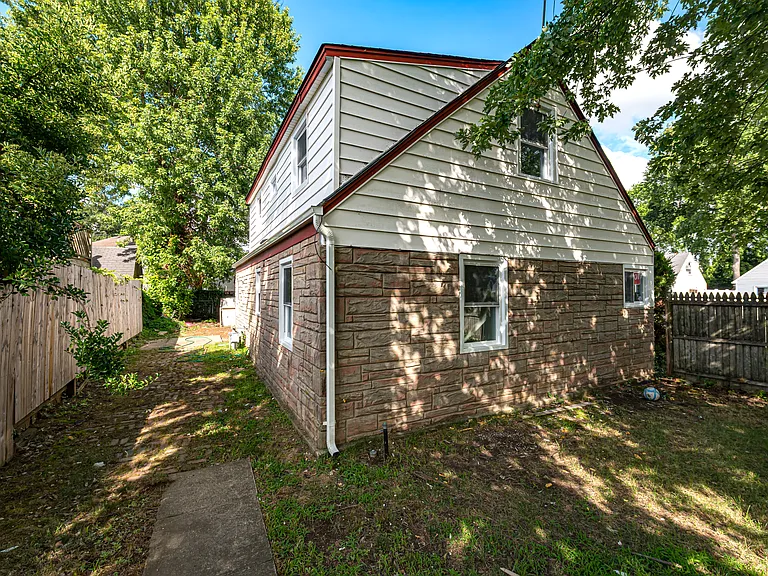 2528 Marshall Ave — Photo 11