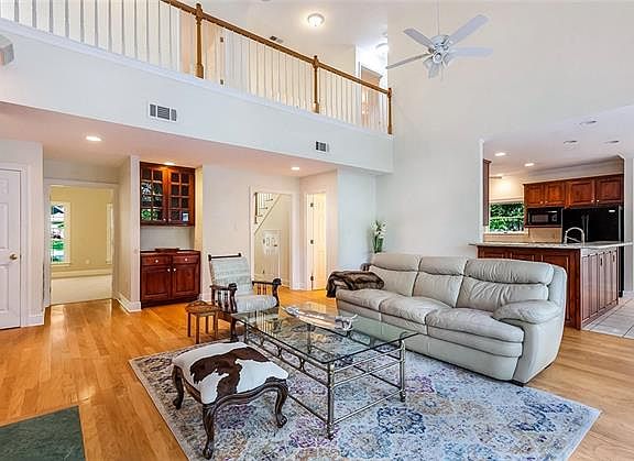 3rd image of 465 Laura Dr N