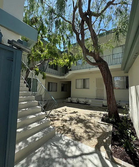 919 W 10th St — Photo 3