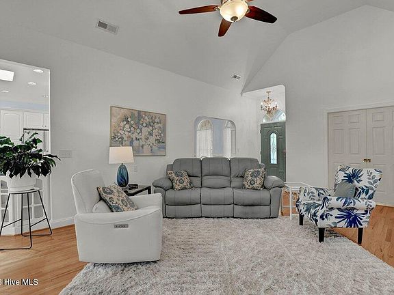 5th image of 615 Ravenswood Road