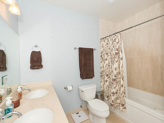 4th image of 1542 W Cornelia Ave #1