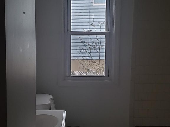 3rd image of 138 S 6th Ave Floor 2