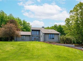 5 Strawberry Ln, Sandy Hook, CT 06482