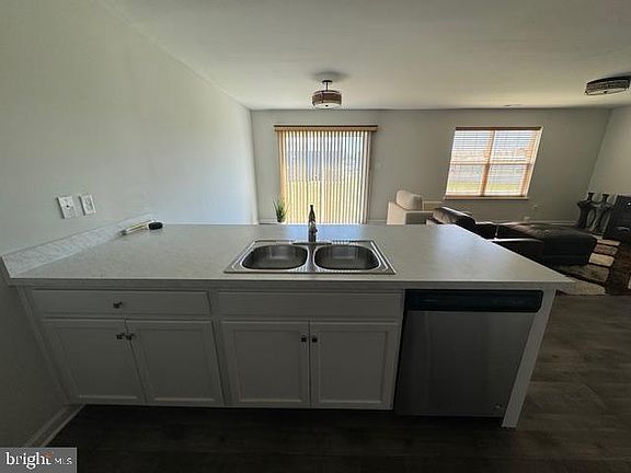 4th image of 53 Eisenhower Dr