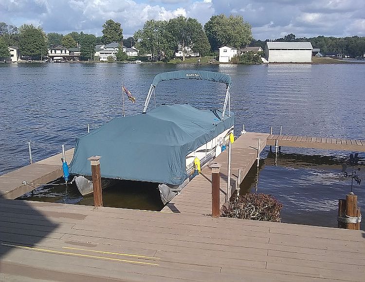 22’ pontoon boat