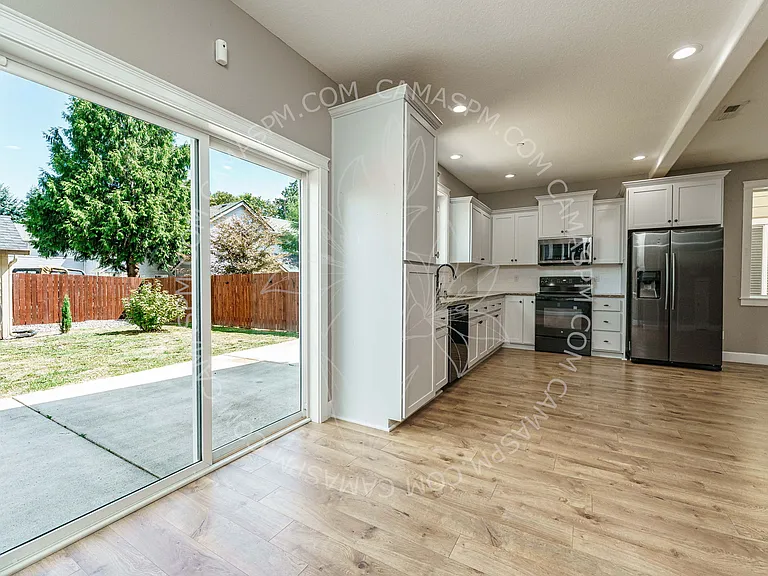 620 NW Ivy St — Photo 16