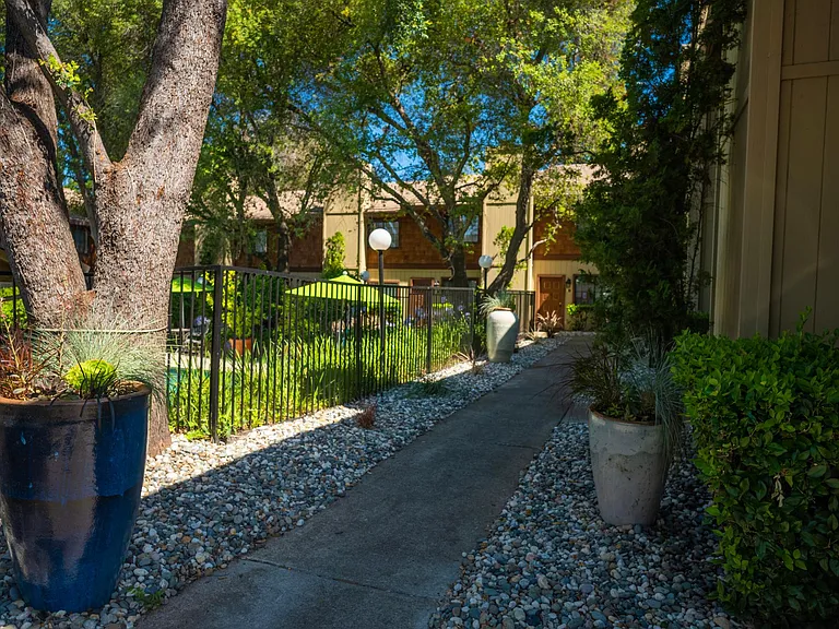 Cedar Court Townhomes — Photo 17