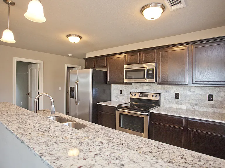 902 SW Crownview St — Photo 8