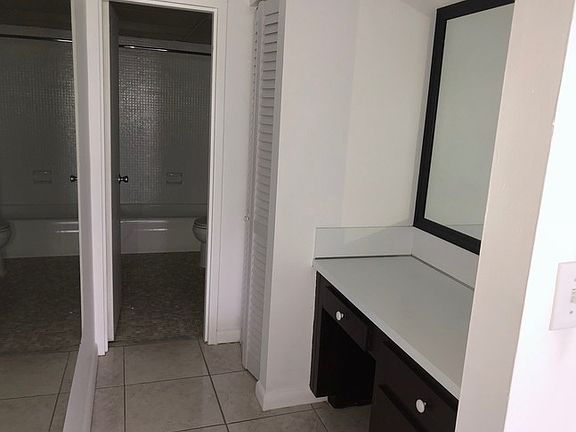 5th image of 555 NE 123rd St APT 402-B