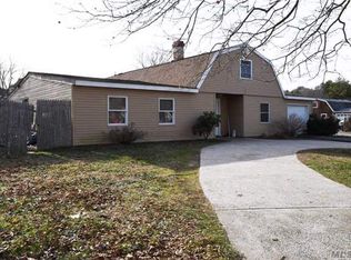 2 Horizon Ln, Bellport, NY 11713