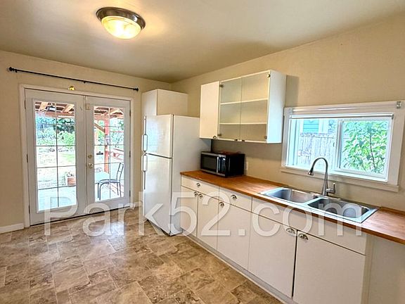 5th image of 1043 S Oxford St