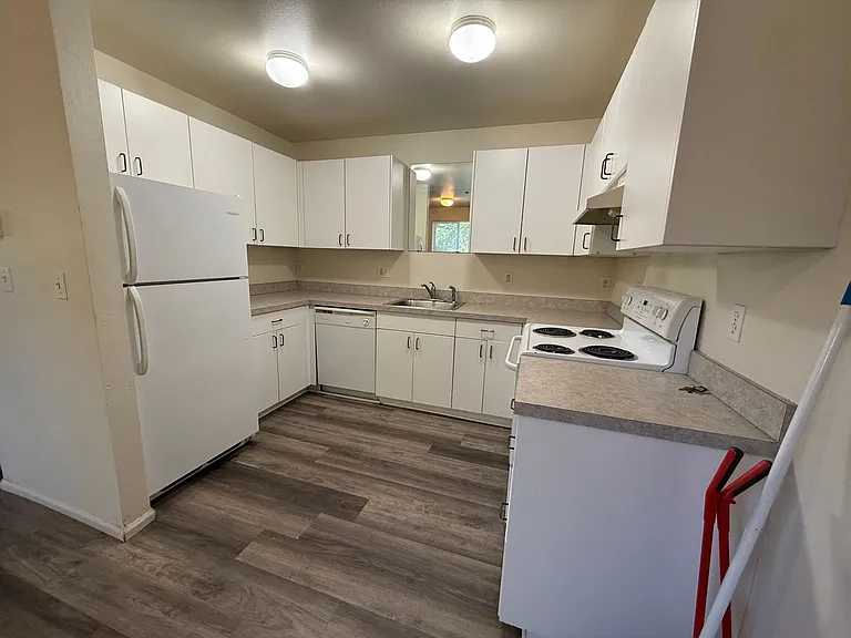 1015 SE 4th St #10 — Photo 3