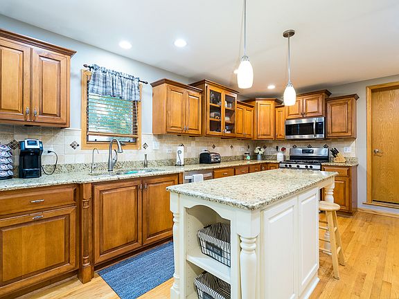 3rd image of 16840 Mohican Dr