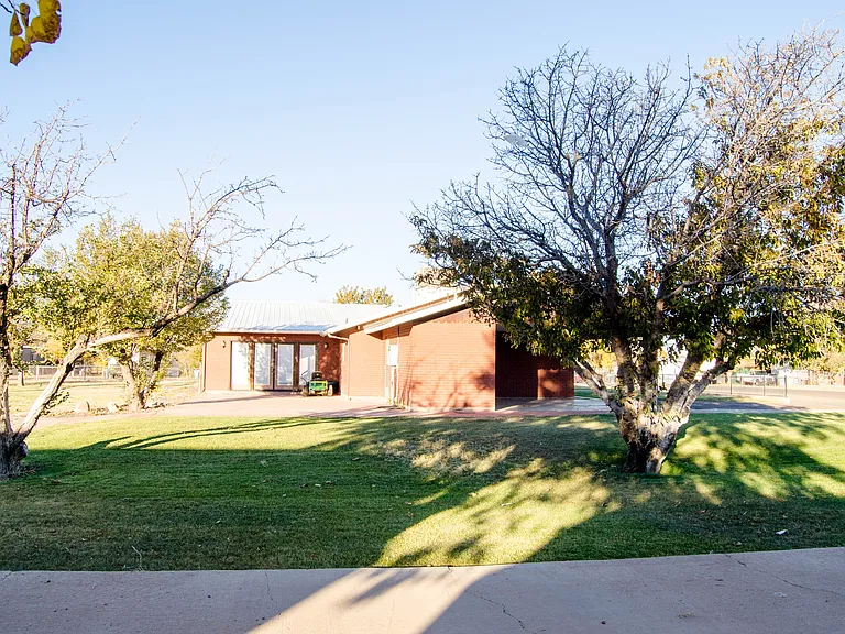 25 W Maverick Ln — Photo 24
