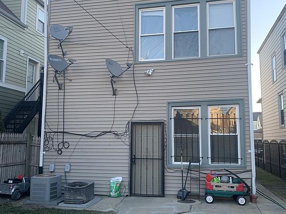 5th image of 2910 N Avers Ave