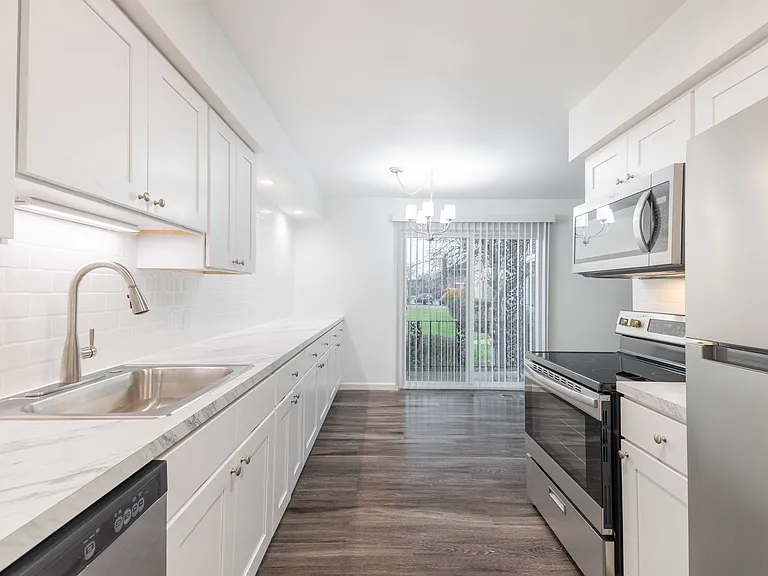 Knollwood Village Apartments — Photo 14