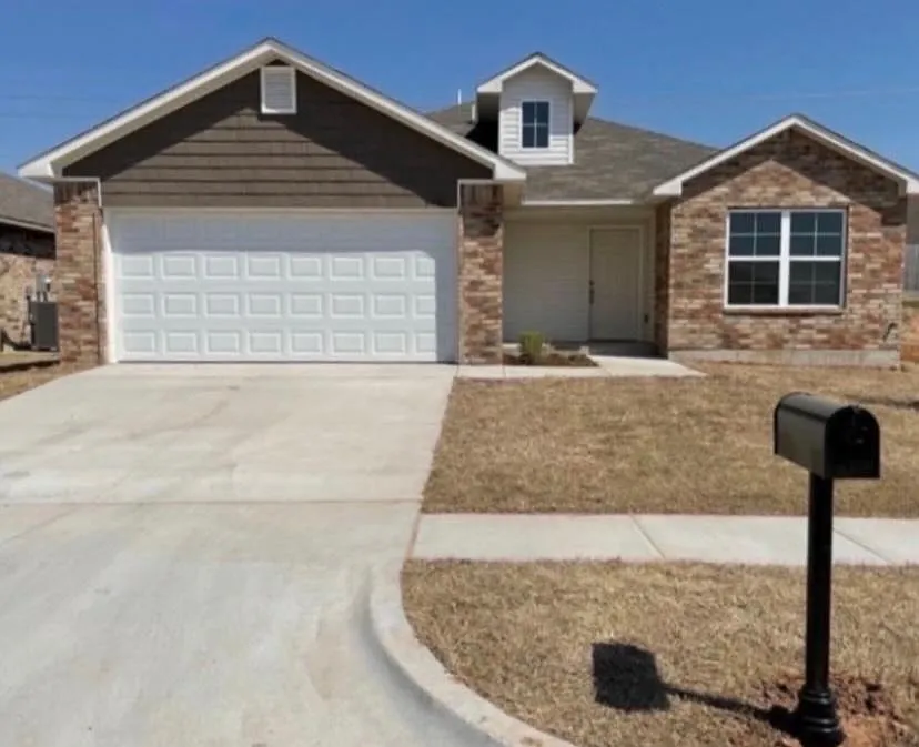 3 bed, 1451 sqft, $2,232 — Photo 2