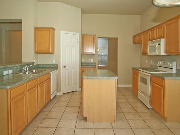 5th image of 10241 Lakeview Dr
