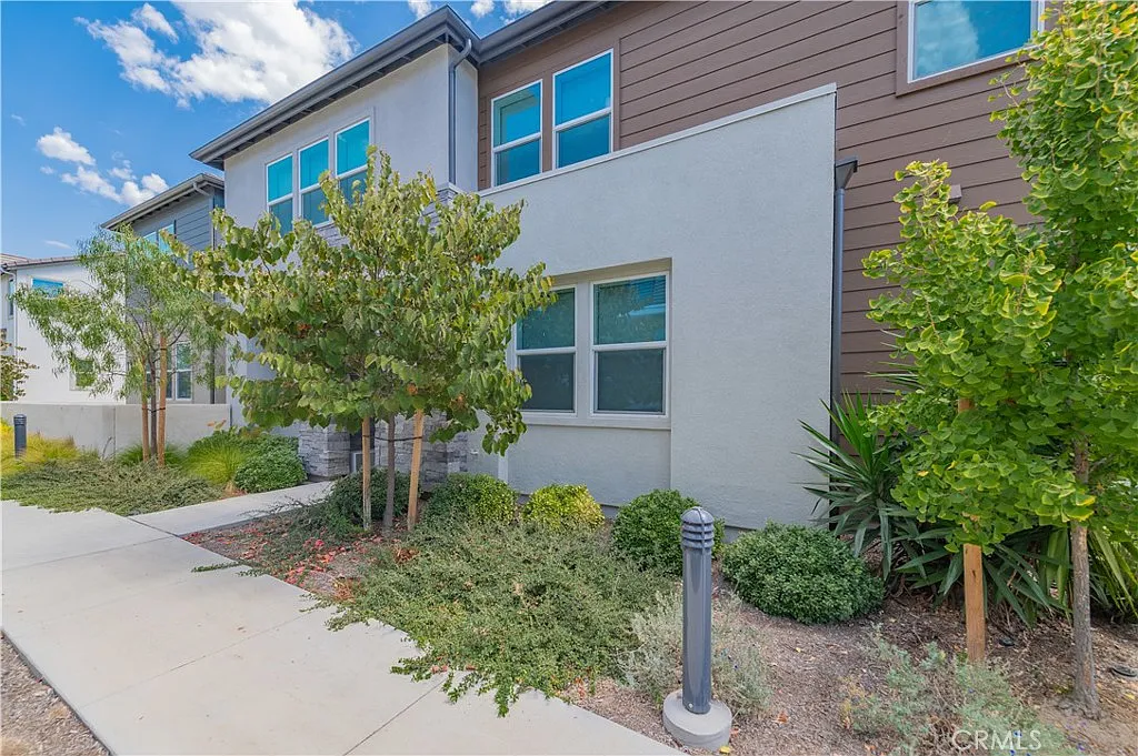 4 bed, 2418 sqft, $8,000 — Photo 2