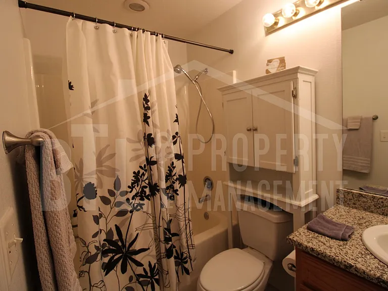 2910 Vineyards Pkwy #4 — Photo 9