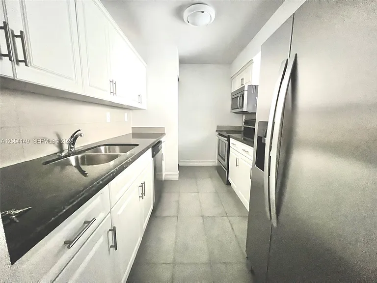 2457 Collins Ave #402 — Photo 13
