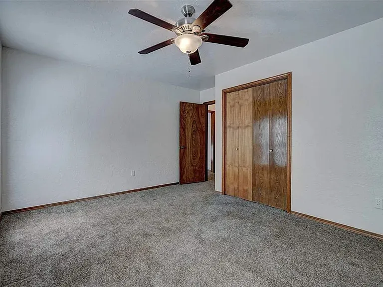 406 Shady Lane Dr — Photo 8