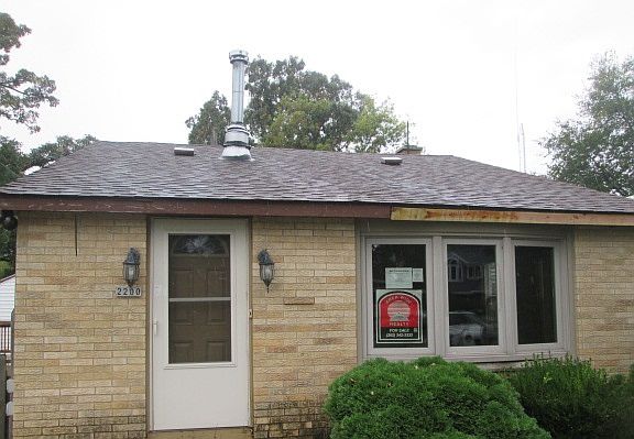 3rd image of 2200 Lakeshore Dr