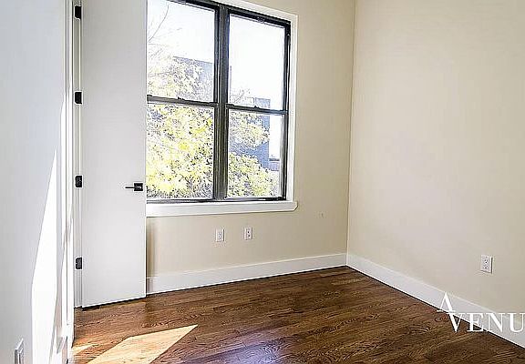 4th image of 567 Evergreen Ave #1