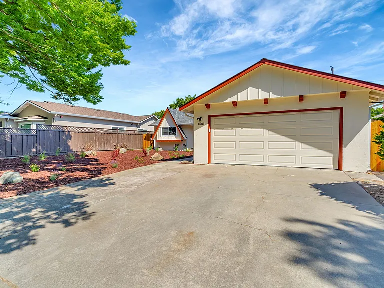 1581 Willowdale Dr — Photo 3