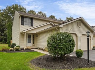 141 Courtshire Ln, Penfield, NY 14526