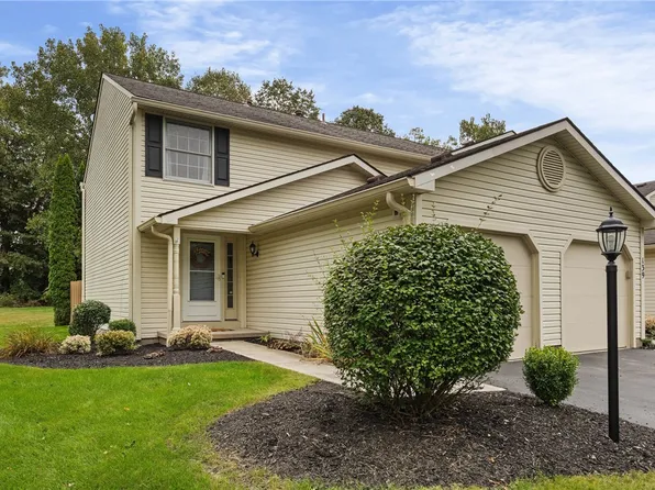 141 Courtshire Ln, Penfield, NY 14526