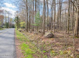 8/7 Sweet Briar Rd, Pocono Pines, PA 18350