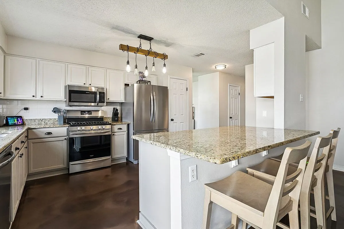 3 bed, 2.0 bath, 1931 sqft, $2,000 — Photo 4
