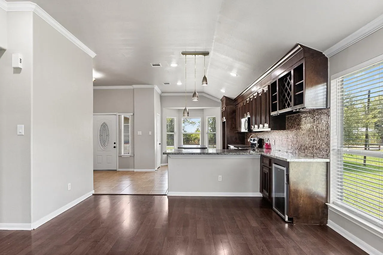 3 bed, 2.0 bath, 1534 sqft, $2,300 — Photo 4