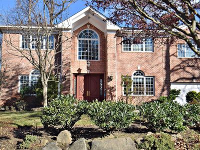 35 Meadow Woods Road, Great Neck, NY, 11020