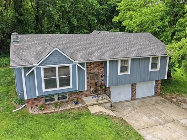 126 Beach Dr, Lake Tapawingo, MO 64015