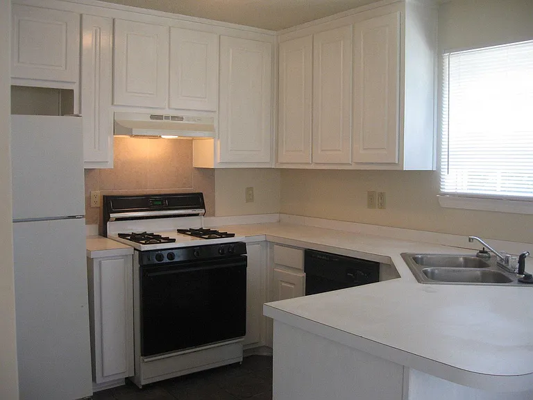3255 Glen Hollow Dr — Photo 4