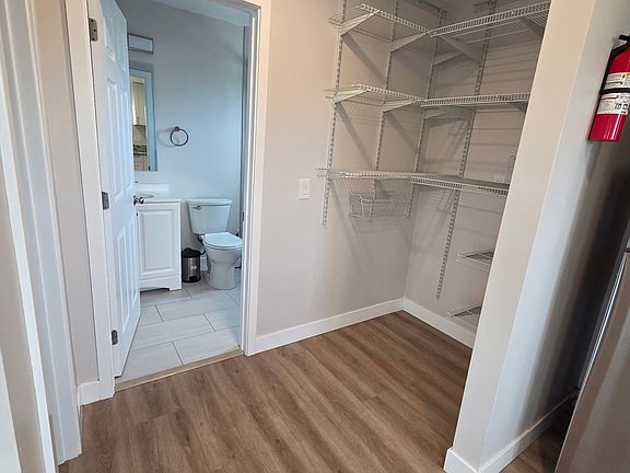 5th image of 1656 Evergreen Ave #B