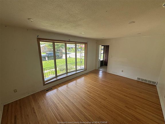 4th image of 2650 Rivard Ave
