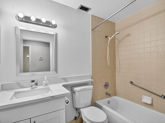 4th image of 704 Sunny Pine Way