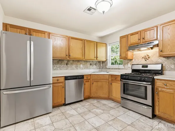 141 Forest Dr, Piscataway, NJ 08854